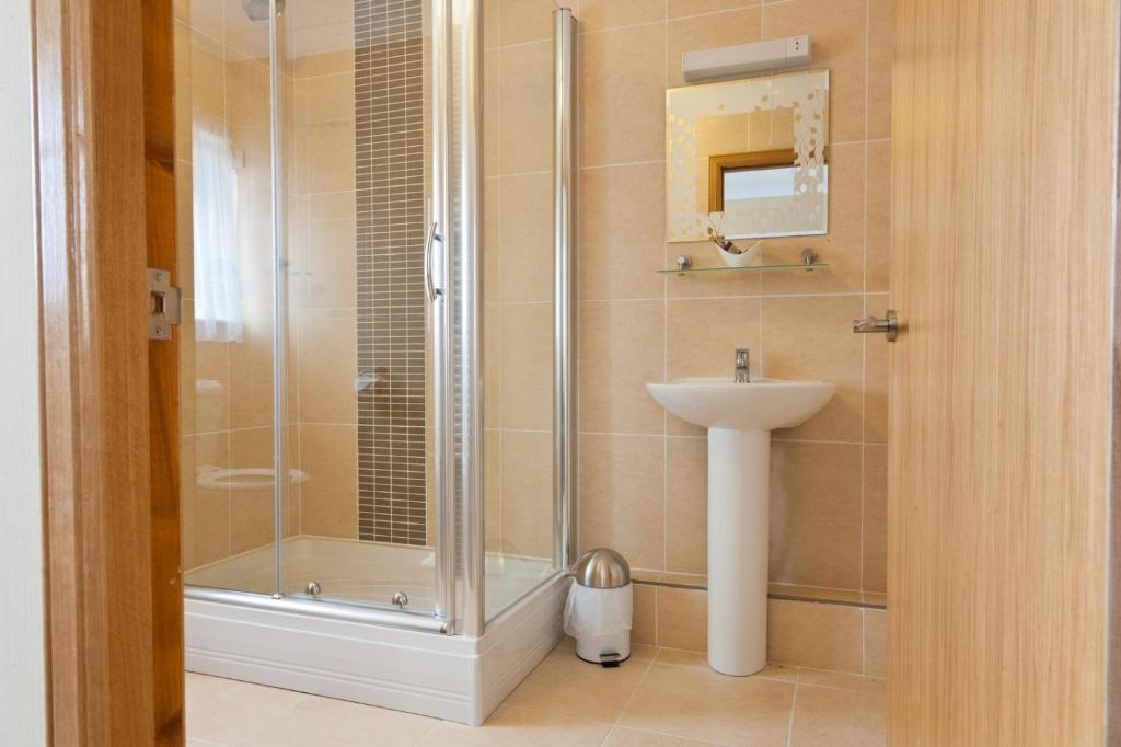 Caledonia Hotel Rosyth Room photo