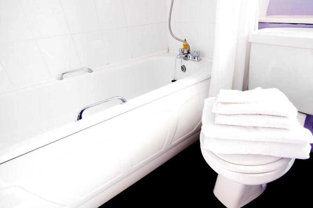 Caledonia Hotel Rosyth Room photo